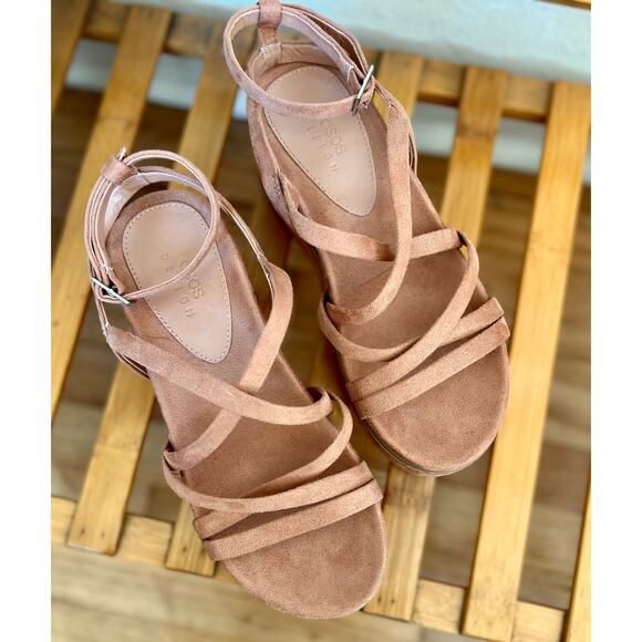 ASOS DESIGN Wide Fit Taurus strappy flatform sandals in beige - Picture 3 of 4